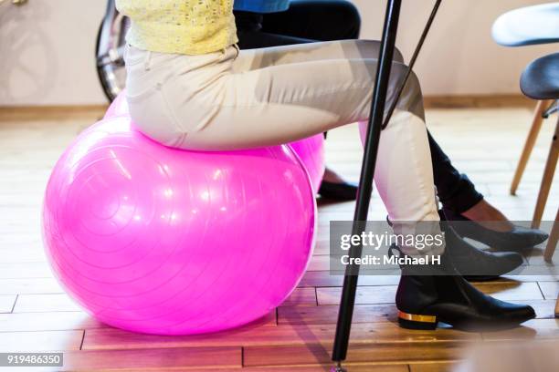 business women sitting on fitness ball - sapato cor de creme - fotografias e filmes do acervo