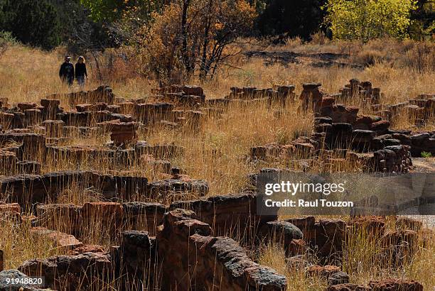 near los alamos, new mexico. - bandelier national monument stockfoto's en -beelden