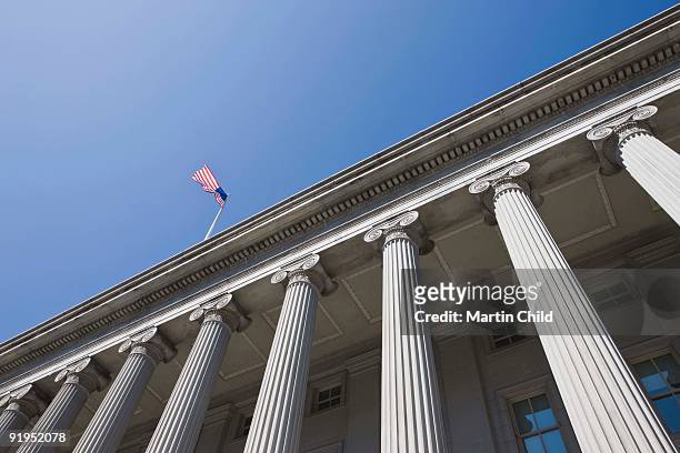 wide view of the columns of the us treasury building, washington - 米国財務省ビル ストックフォトと画像