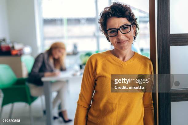 portret zakelijke vrouwen op kantoor - mature men stockfoto's en -beelden