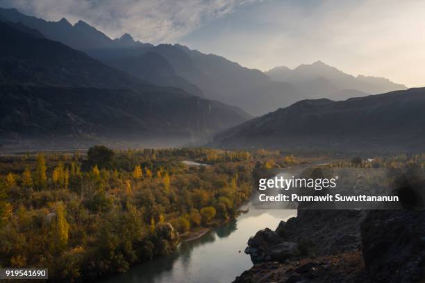 gahkush valley in autumn in a morning sunrise, ghizer district, gilgit baltistan, pakistan - gilgit baltistan stockfoto's en -beelden