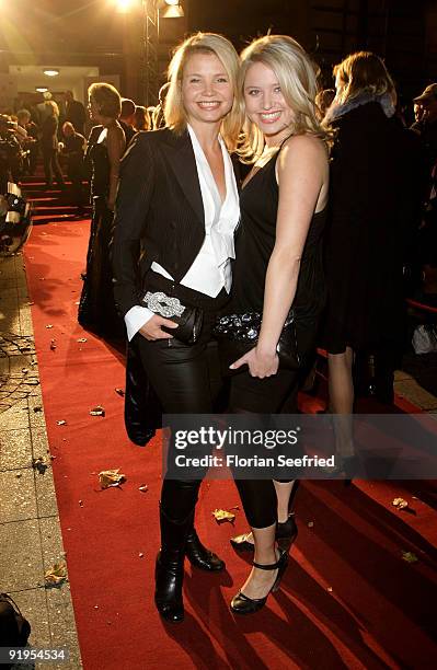 Actress Annette Frier and sister, actress Caroline Frier attend the 'Hesse Movie Award 2009' at the Alte Oper on October 16, 2009 in Frankfurt am...