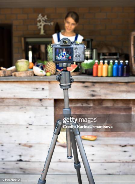 mujer está hablando - karina urmantseva fotografías e imágenes de stock