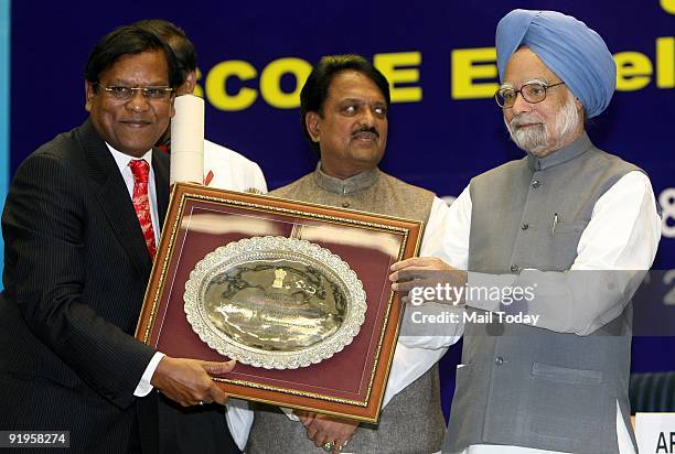 Prime Minister Dr. Manmohan Singh Presenting MOU Excellence Award to Sarthak Behuria at Vigyan Bhawan in New Delhi on Thursday, October 15, 2009....