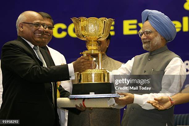 Prime Minister Dr. Manmohan Singh Presenting MOU Excellence Award to S.K. Roongta at Vigyan Bhawan in New Delhi on Thursday, October 15, 2009.