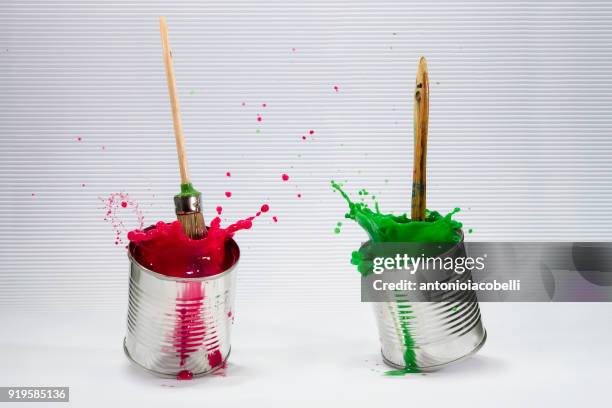 metal tin can with green and red acrylic paint - récipient photos et images de collection