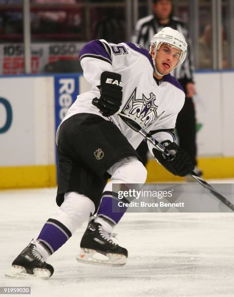 Brad Richardson of the Los Angeles Kings skates against the New York Rangers at Madison Square Garden on October 14, 2009 in New York, New York.