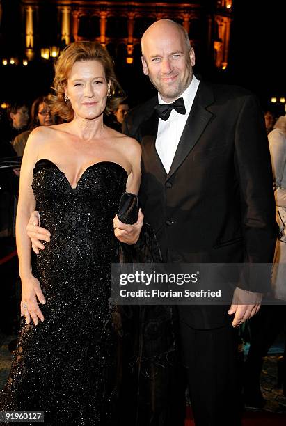 Jens Schniedenharn and actress Suzanne von Borsody attend the 'Hesse Movie Award 2009' at the Alte Oper on October 16, 2009 in Frankfurt am Main,...