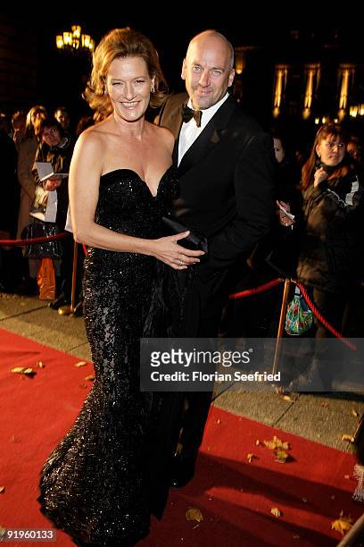 Jens Schniedenharn and actress Suzanne von Borsody attend the 'Hesse Movie Award 2009' at the Alte Oper on October 16, 2009 in Frankfurt am Main,...