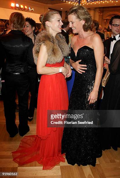 Actress Anna Loos-Liefers and actress Suzanne von Borsody attend the 'Hesse Movie Award 2009' at the Alte Oper on October 16, 2009 in Frankfurt am...