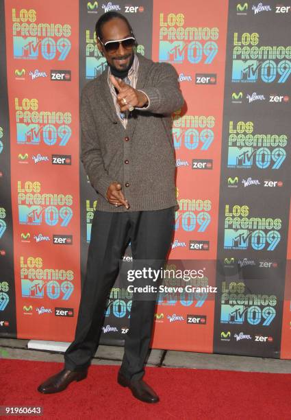 Snoop Dogg arrives at Los Premios MTV 2009 Gibson Amphitheatre on October 15, 2009 in Universal City, California.