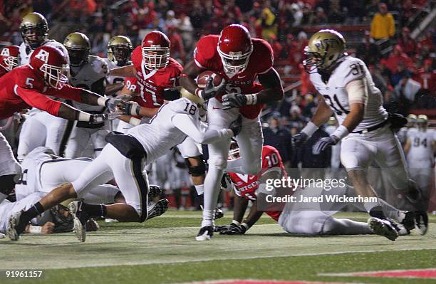 Mohamed Sanu of the Rutgers University Scarlett Knights runs in for the touchdown against the University of Pittsburgh Panthers on October 16, 2009...