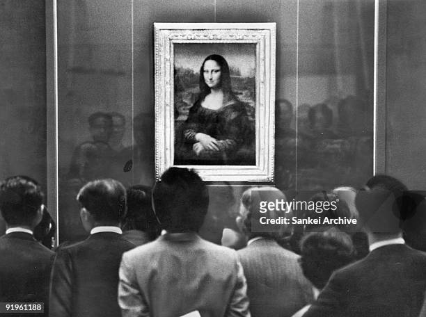 People gaze at Mona Lisa by Leonardo da Vinci at the Tokyo National Museum in 1974 in Tokyo, Japan.