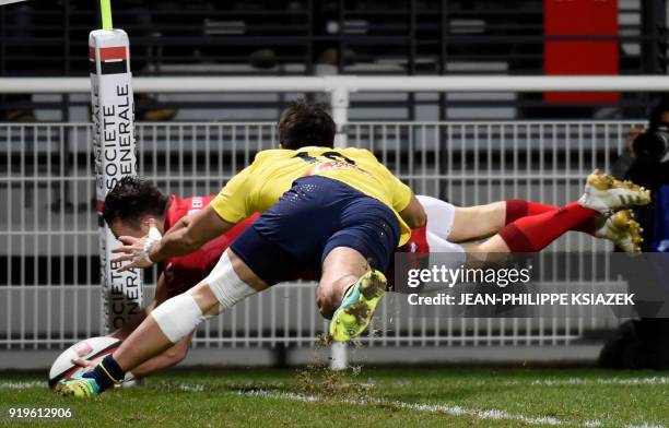 Lyon's New Zealand winger Toby Arnold scores a try during the French Top 14 rugby union match Lyon vs Clermont at the Matmut Stadium de Gerland in...