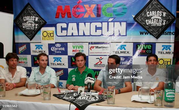 Spanish cyclist Alejandro Valverde , director of Conade Bernardo de la Garza and Spanish cyclist Alberto Contador attend a press conference before...