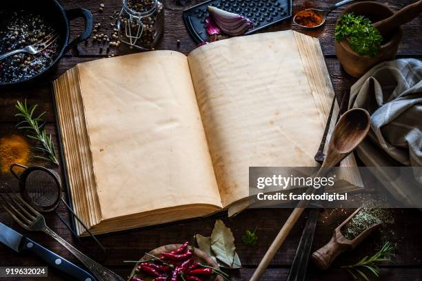 vintage libro de cocina con utensilios de cocina - cookbook fotografías e imágenes de stock