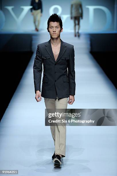 Debb Design 199 Seoul Fashion Week Andy Debb Fashion Show Stock Photos, High-Res ...
