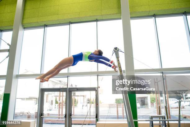 Atleta adolescente ejerza en barras