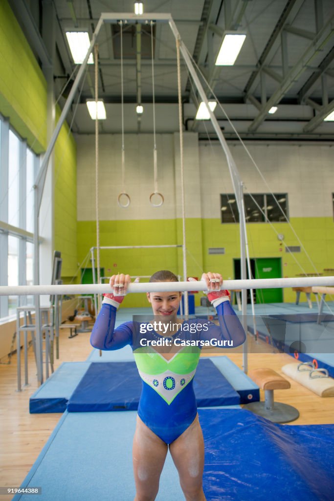 Porträt einer lächelnden Teenager Athlet Holding horizontale Bars