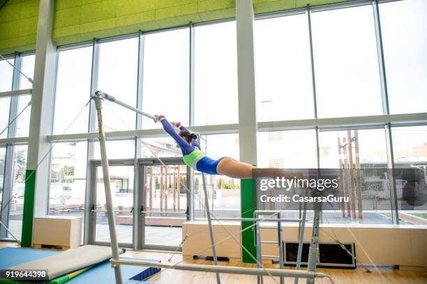 tiener atleet beoefenen op balken - brug turntoestel stockfoto's en -beelden