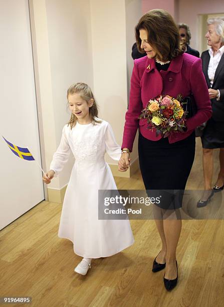 Queen Silvia of Sweden visits together with the six-year-old Julia the first german section in a hospital for dementia patients following the model...