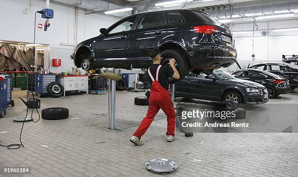 Mechanician changes a tire at a Audi garage on October 17, 2009 in Berlin, Germany. German's prepare their cars for winter as cold temperatures and...