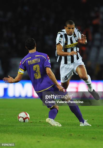 Felipe Melo of Juventus FC is challenged by Dario Dainelli of ACF Fiorentina during the Serie A match between Juventus FC and ACF Fiorentina at...