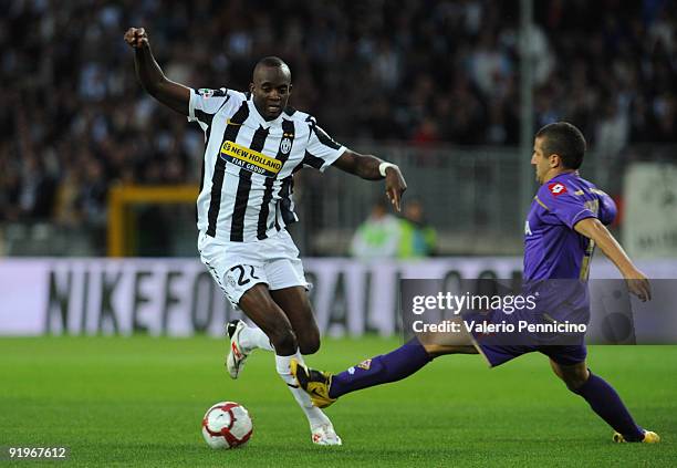 Mohamed Lamine Sissoko of Juventus FC is challenged by Alessandro Gamberini of ACF Fiorentina during the Serie A match between Juventus FC and ACF...