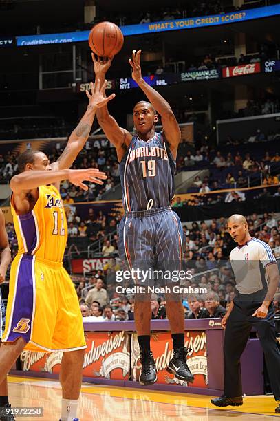 Raja Bell of the Charlotte Bobcats shoots against Shannon Brown of the Los Angeles Lakers at Staples Center on October 17, 2009 in Los Angeles,...