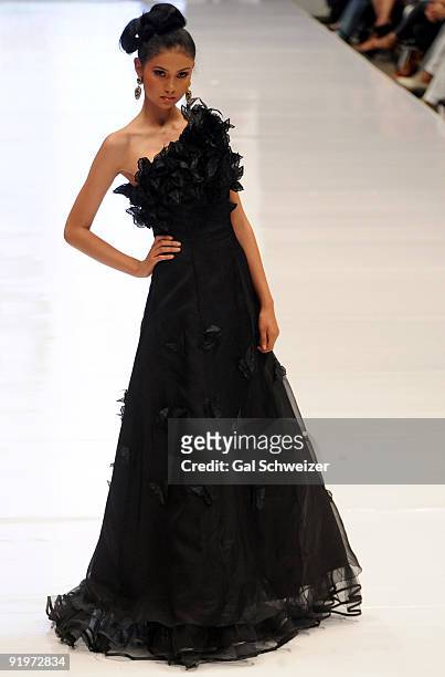 Model displays a design of Colombia's Cecilia Perez 'Cara Sposa' haute couture collection during the fifth day of Cali Exposhow 2009 on October 17,...