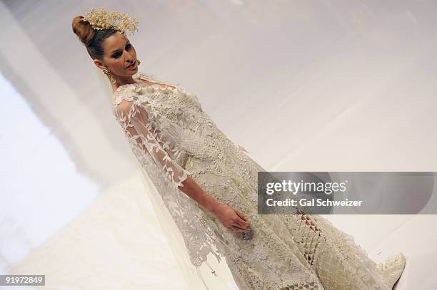 Model displays a design of Colombia's Cecilia Perez 'Cara Sposa' haute couture collection during the fifth day of Cali Exposhow 2009 on October 17,...