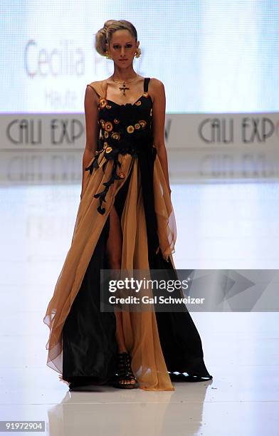 Model displays a design of Colombia's Cecilia Perez 'Cara Sposa' haute couture collection during the fifth day of Cali Exposhow 2009 on October 17,...