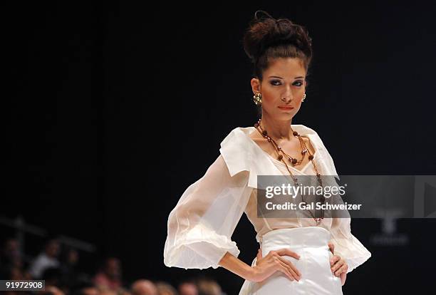 Model displays a design of Colombia's Cecilia Perez 'Cara Sposa' haute couture collection during the fifth day of Cali Exposhow 2009 on October 17,...