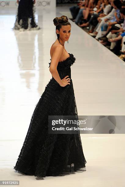 Model displays a design of Colombia's Cecilia Perez 'Cara Sposa' haute couture collection during the fifth day of Cali Exposhow 2009 on October 17,...