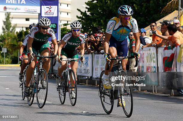 Spanish cyclist Alberto Contador during the Cycle Route Criterium Cancun Vive Mexico at Kukulkan Avenue on October 17, 2009 in Cancun, Mexico.