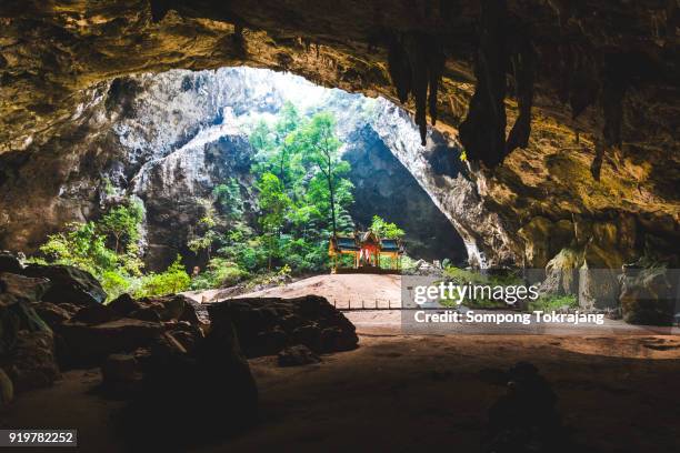 phraya nakhon cave. khao sam roi yot national park in thailand. small temple in the sun rays in cave. - phraya-nakhon-cave photos et images de collection