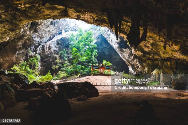 phraya nakhon cave. khao sam roi yot national park in thailand. small temple in the sun rays in cave. - phraya nakhon cave stockfoto's en -beelden