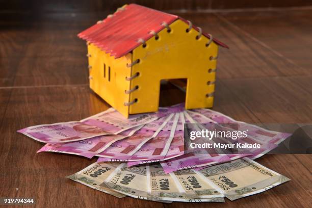 indian currency notes with house - demonetisation stock pictures, royalty-free photos & images