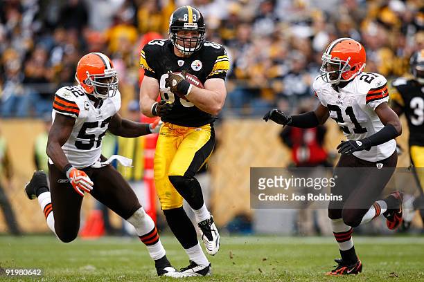 Heath Miller of the Pittsburgh Steelers runs down the field after catching a pass between D'Qwell Jackson and Brodney Pool of the Cleveland Browns at...
