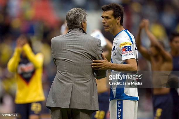 Americas' head coach Jesus Ramirez and player Jared Borguetti of Puebla during their match in the 2009 Opening tournament, the closing stage of the...
