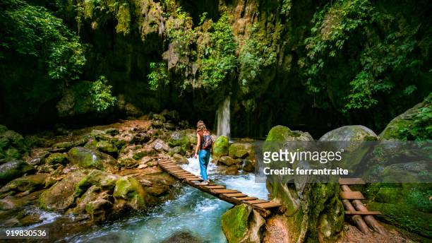 solo el puente de madera viajero cruce de puente de dios en san luis potosí méxico - cruzar puente fotografías e imágenes de stock