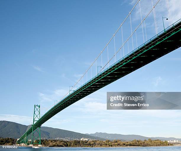 lions gate bridge, stanley park vancouver - vancouver lions gate stock-fotos und bilder