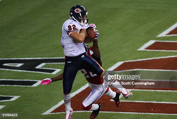 Greg Olsen of the Chicago Bears makes a catch for a 4th quarter touchdown against the Atlanta Falcons at the Georgia Dome on October 18, 2009 in...