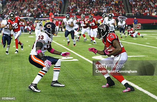 Roddy White of the Atlanta Falcons looks to run past Charles Tillman of the Chicago Bears at the Georgia Dome on October 18, 2009 in Atlanta,...