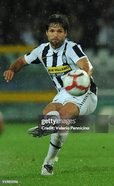 Ribas Da Cunha Diego of Juventus FC in action during the Serie A match between Juventus FC and ACF Fiorentina at Olimpico Stadium on October 17, 2009...