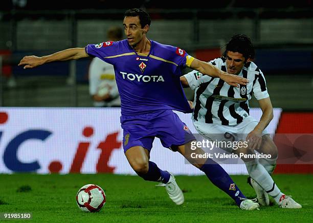 Vincenzo Iaquinta of Juventus FC battles for the ball with Dario Dainelli of ACF Fiorentina during the Serie A match between Juventus FC and ACF...