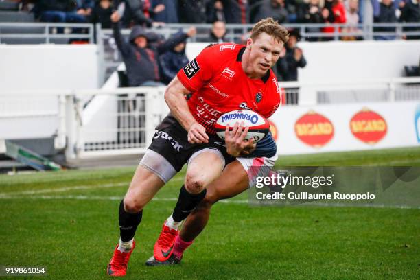 Chris Ashton of Toulon scores a try during the Top 14 match between Toulon and Stade Francais at Felix Mayol Stadium on February 17, 2018 in Toulon,...