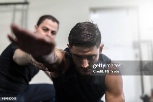 atleta recebendo terapia física - sportman - fotografias e filmes do acervo