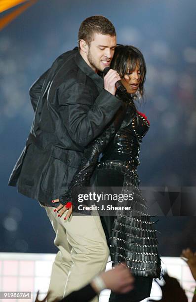 Justin Timberlake and Janet Jackson perform during the half - time show at Super Bowl XXXVIII