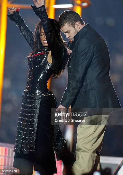 Justin Timberlake and Janet Jackson perform during the half - time show at Super Bowl XXXVIII